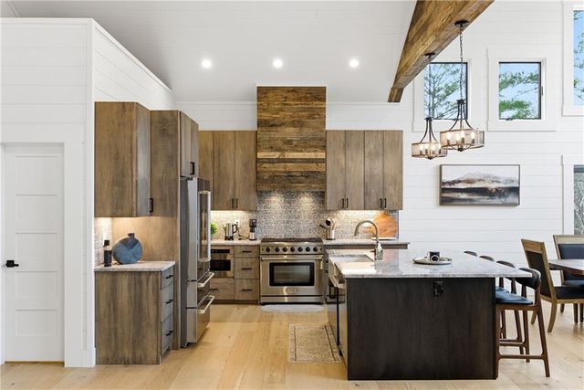 107 Cool Crk Trl, Blue Ridge, GA 30513