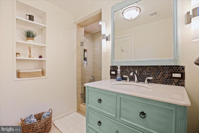 325 N MANCHESTER ST, Arlington, VA 22203