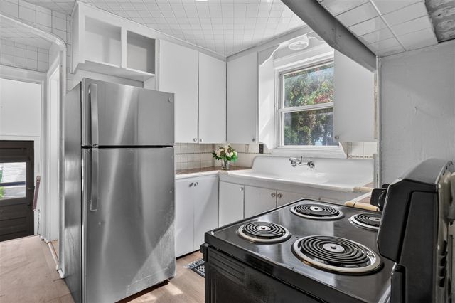 2022 Hampton Road, Grosse Pointe, MI 48236