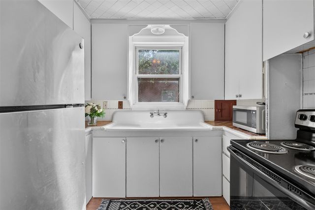 2022 Hampton Road, Grosse Pointe, MI 48236