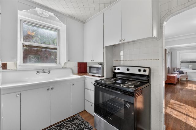 2022 Hampton Road, Grosse Pointe, MI 48236
