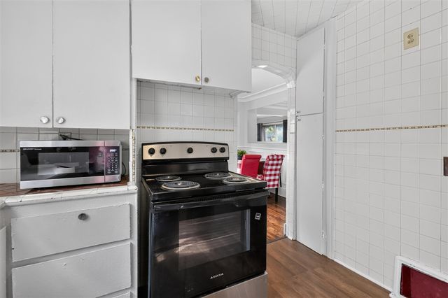 2022 Hampton Road, Grosse Pointe, MI 48236