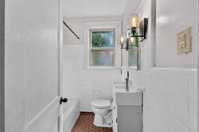 2022 Hampton Road, Grosse Pointe, MI 48236