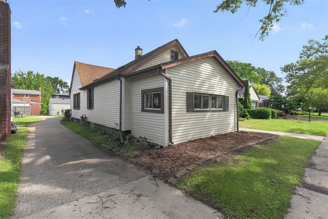 2022 Hampton Road, Grosse Pointe, MI 48236