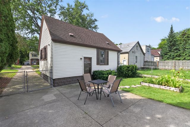 2022 Hampton Road, Grosse Pointe, MI 48236