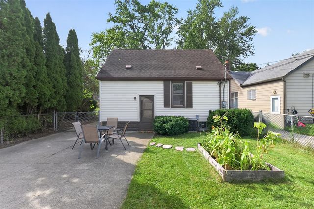 2022 Hampton Road, Grosse Pointe, MI 48236