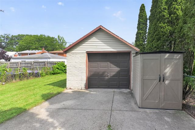 2022 Hampton Road, Grosse Pointe, MI 48236