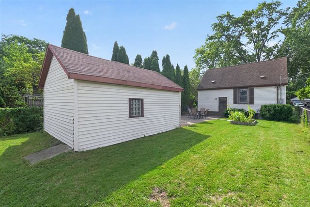 2022 Hampton Road, Grosse Pointe, MI 48236