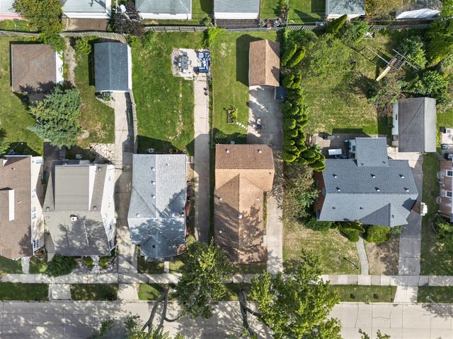 2022 Hampton Road, Grosse Pointe, MI 48236