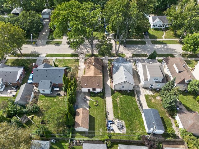 2022 Hampton Road, Grosse Pointe, MI 48236