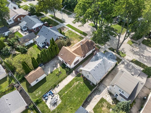 2022 Hampton Road, Grosse Pointe, MI 48236