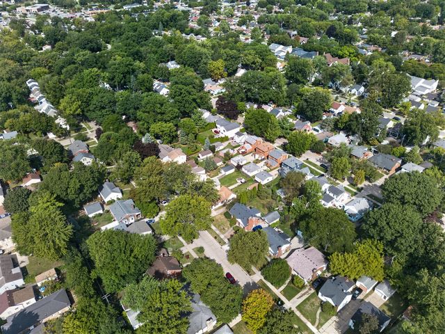 2022 Hampton Road, Grosse Pointe, MI 48236