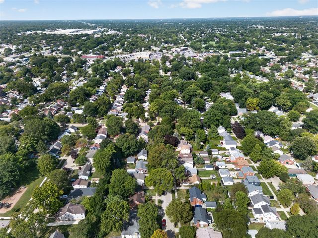 2022 Hampton Road, Grosse Pointe, MI 48236