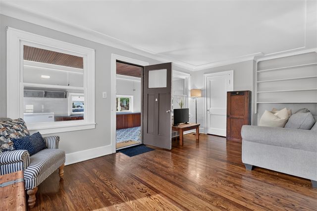 2022 Hampton Road, Grosse Pointe, MI 48236