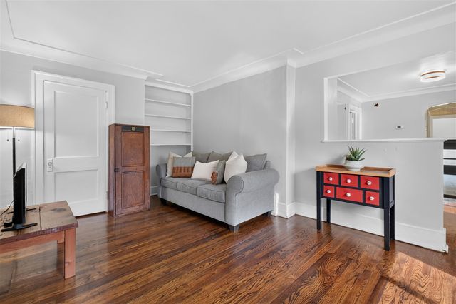2022 Hampton Road, Grosse Pointe, MI 48236
