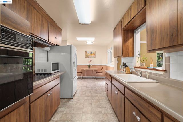 4815 Shetland Ave, Oakland, CA 94605