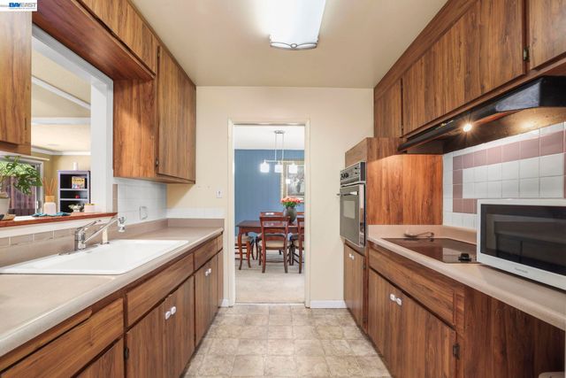 4815 Shetland Ave, Oakland, CA 94605