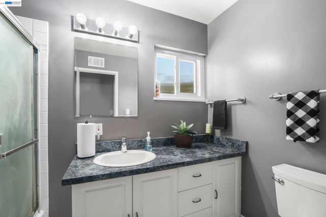 4815 Shetland Ave, Oakland, CA 94605