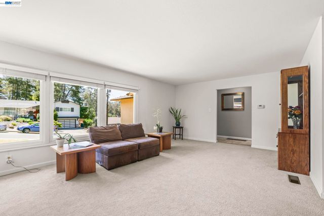 4815 Shetland Ave, Oakland, CA 94605