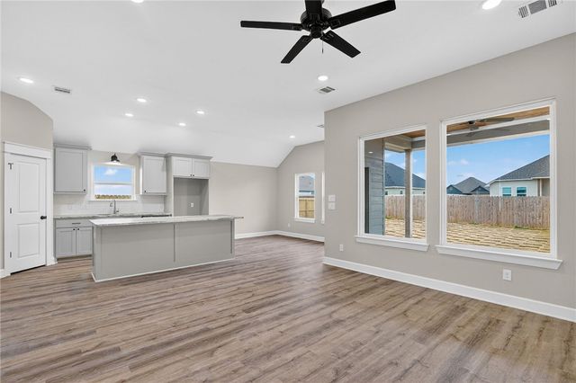 212 Orchard Cove, Snook, TX 77878