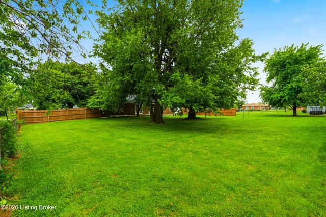 2707 Oakwood Dr, Bardstown, KY 40004