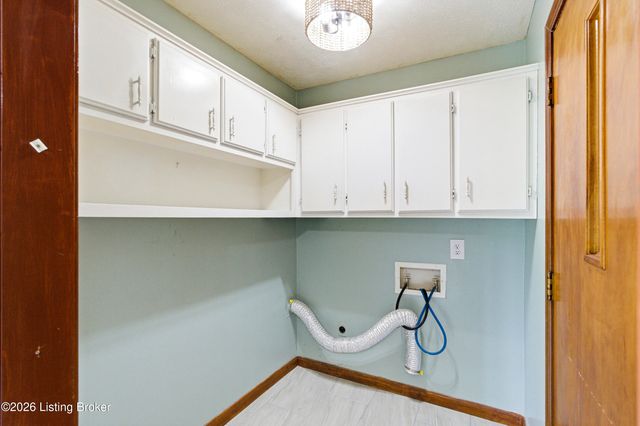 2707 Oakwood Dr, Bardstown, KY 40004