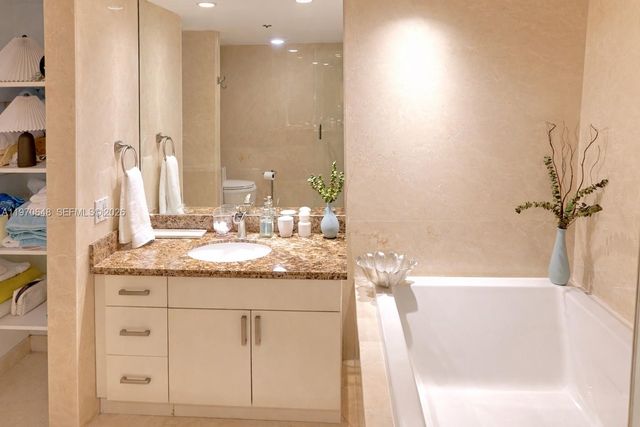 1717 N Bayshore Dr 3334, Miami, FL 33132