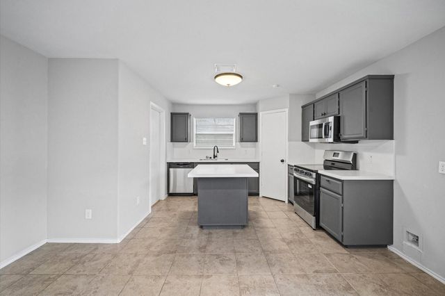 5518 Rio Alamo Street, Rosharon, TX 77583