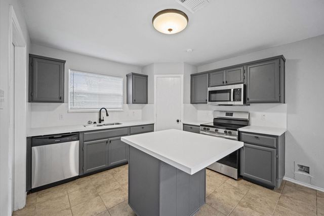 5518 Rio Alamo Street, Rosharon, TX 77583