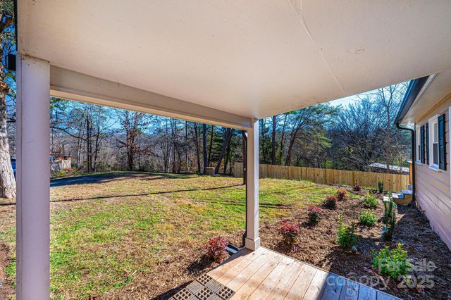 1640 1st Street Circle SE, Hickory, NC 28602