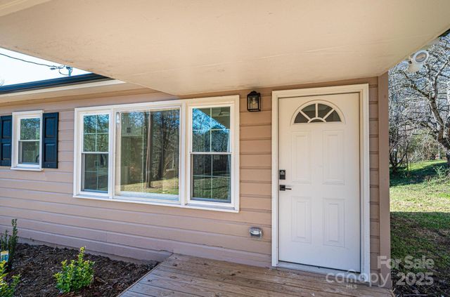 1640 1st Street Circle SE, Hickory, NC 28602