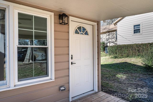 1640 1st Street Circle SE, Hickory, NC 28602