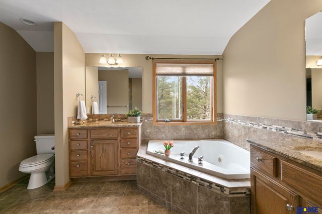 7915 Nob Hill Road, Lincoln, NE 68516