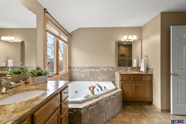 7915 Nob Hill Road, Lincoln, NE 68516