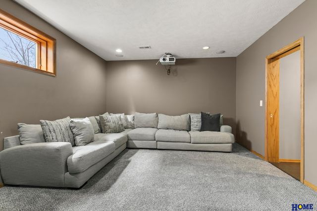 7915 Nob Hill Road, Lincoln, NE 68516