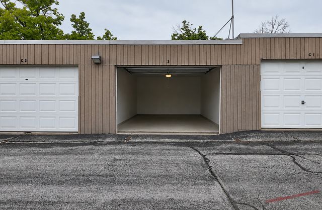5 E Carriageway Drive 201, Hazel Crest, IL 60429