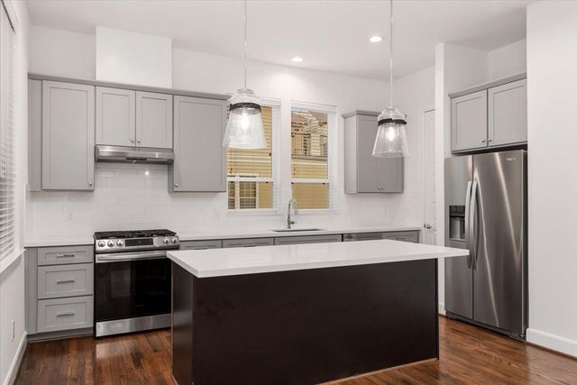 2777 Clinton Drive, Houston, TX 77020