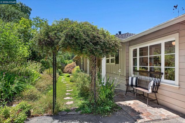 229 Manzanita Dr, Orinda, CA 94563