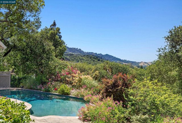 229 Manzanita Dr, Orinda, CA 94563