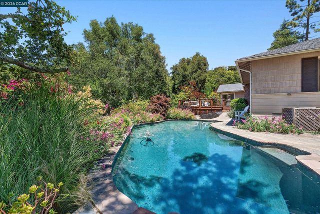 229 Manzanita Dr, Orinda, CA 94563