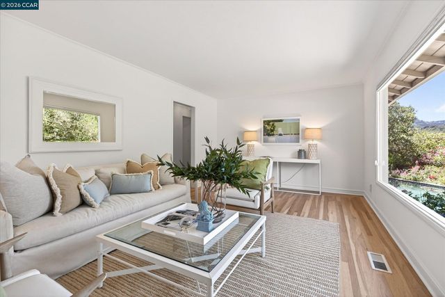 229 Manzanita Dr, Orinda, CA 94563
