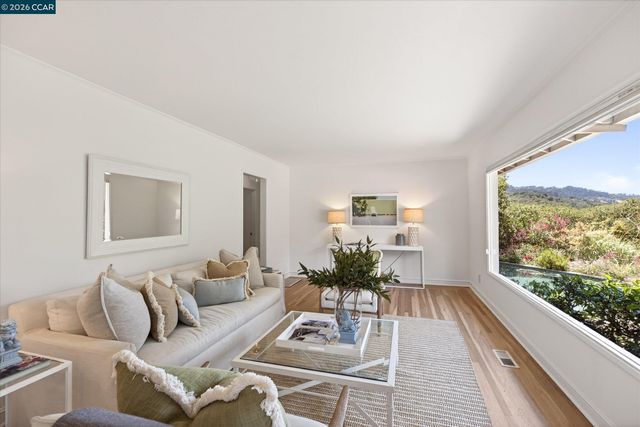 229 Manzanita Dr, Orinda, CA 94563