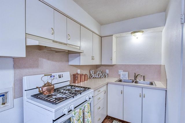 2704 Yorkshire Avenue, Moore, OK 73160