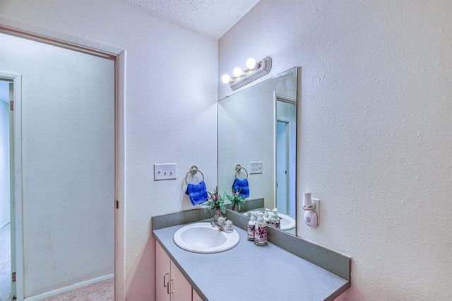 2704 Yorkshire Avenue, Moore, OK 73160