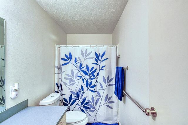 2704 Yorkshire Avenue, Moore, OK 73160