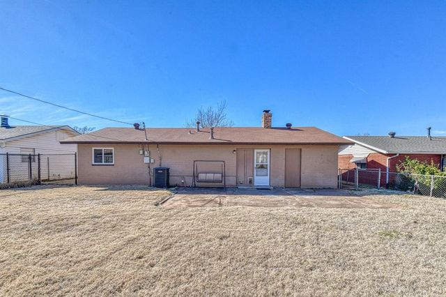 2704 Yorkshire Avenue, Moore, OK 73160