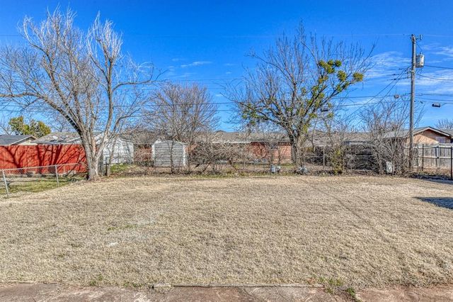 2704 Yorkshire Avenue, Moore, OK 73160