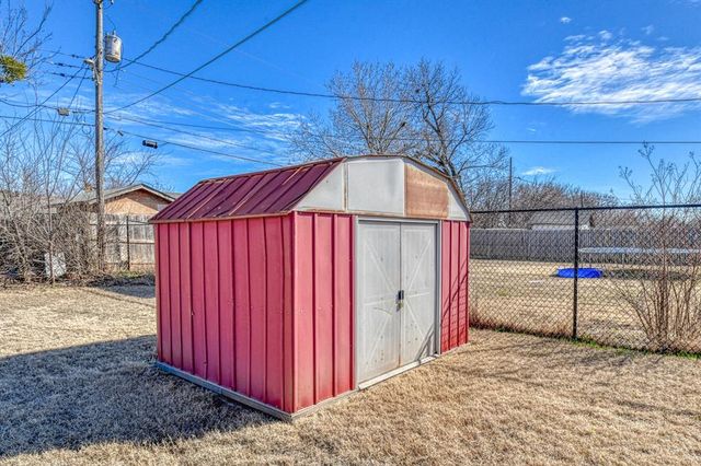 2704 Yorkshire Avenue, Moore, OK 73160