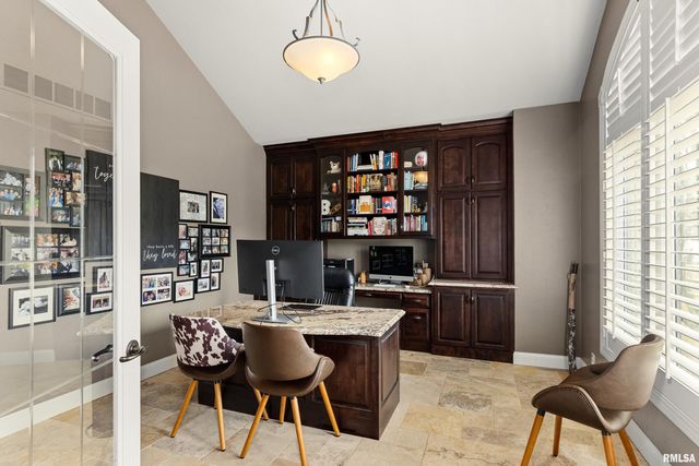 6105 N EAGLE BEND Court, Peoria, IL 61614