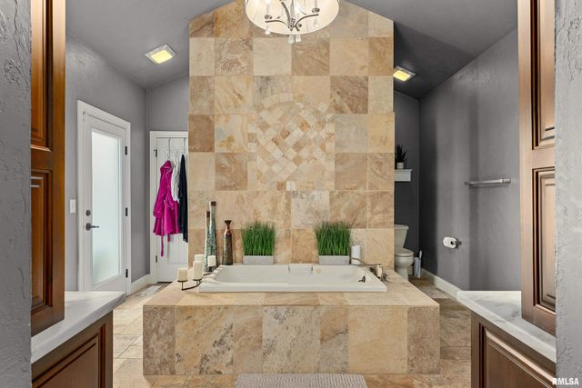 6105 N EAGLE BEND Court, Peoria, IL 61614